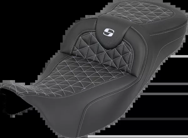 Saddlemen RoadSofa™ Tri Gripper Seat – Extended Reach – Silver Stitch – W/O Backrest – FLH/FLT ’08-’25